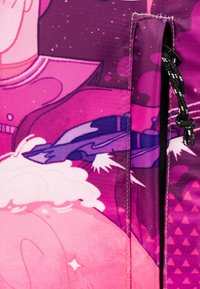 Borsa in tessuto con un'illustrazione vivace a tema spaziale in rosa e viola, con personaggi e un'astronave, caratterizzata da una finitura setosa.