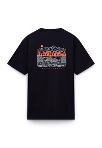 T-shirt noir en coton avec un design graphique de montagnes et d'arbres en blanc et orange, portant le texte "NAPAPIJRI geographic."