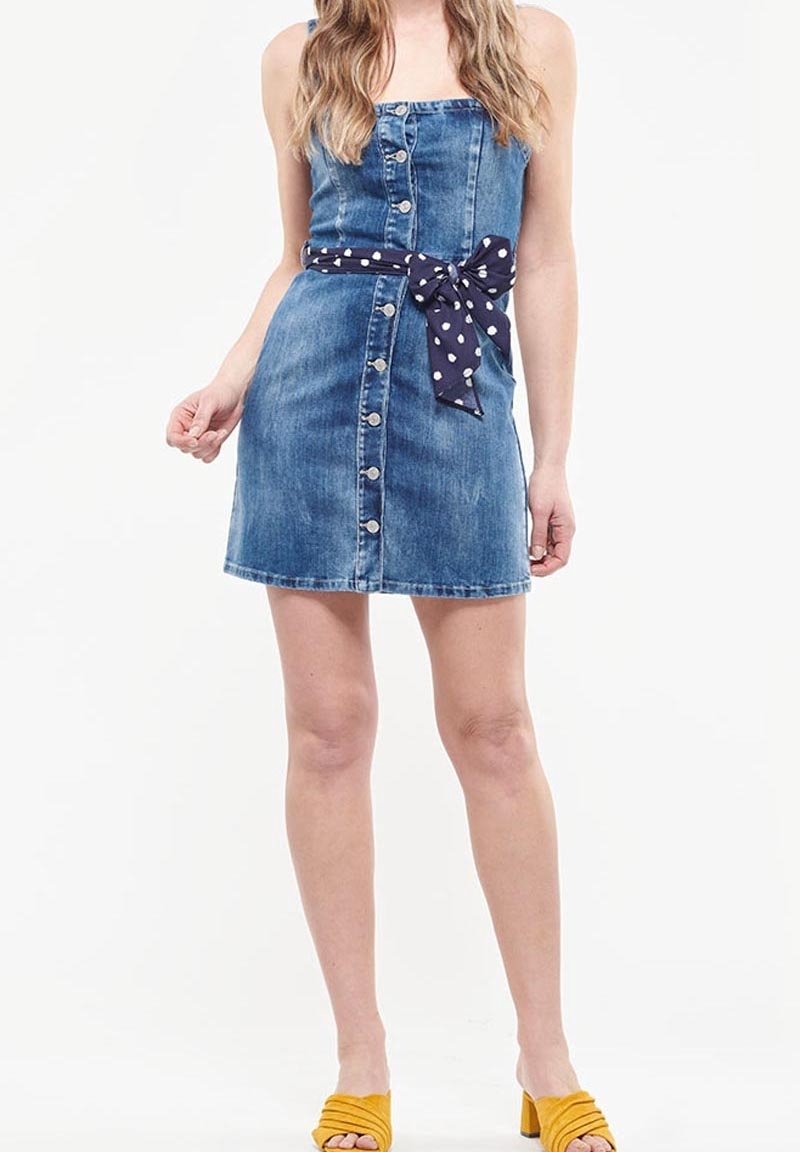 Sukienka dżinsowa z dopasowanym gorsetem, kwadratowym dekoltem i zapięciem na guziki z przodu. Zawiera pasek z materiału w kropki zawiązany w talii. Kolor: niebieski.