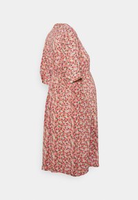 Vestido floral em tecido rosa, com mangas curtas, um corte folgado e uma cintura elástica. O padrão inclui pequenas flores em várias cores.