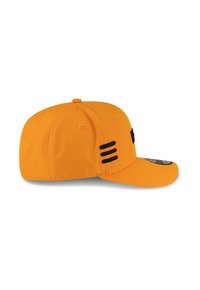 Orange Baseball-Cap mit strukturiertem Design, ausgestattet mit einem gebogenen Schirm und schwarzen Akzentlinien an der Seite. Aus glattem Stoff gefertigt.