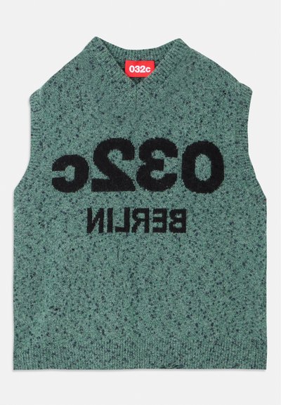 Groen gebreid vest met een v-hals en zwarte tekst "032c BERLIJN" met textuurvariaties. Het label toont een rood etiket bij de halslijn.