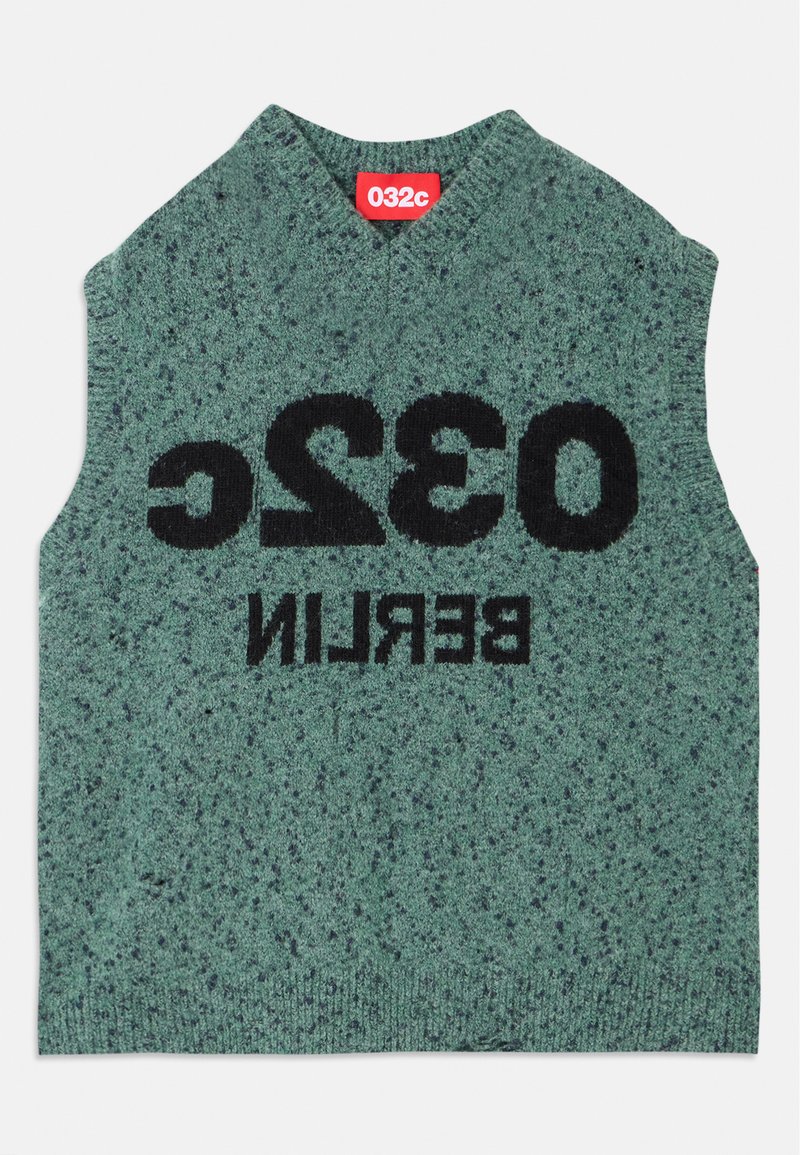 Gilet verde lavorato a maglia con scollo a V e testo nero "032c BERLIN" con variazioni di texture. L'etichetta mostra un'etichetta rossa sul collo.