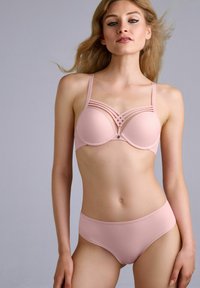 Světle růžová podprsenka s tvarovanými košíčky, dekorativním páskovým detailem nahoře a odpovídajícími kalhotkami s vysokým pasem, obojí vyrobené z hladké látky.