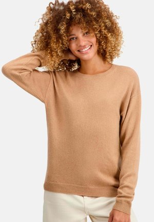 Hellbrauner Strickpullover mit einem runden Halsausschnitt und langen Ärmeln. Verfügt über eine weiche Textur und gerippte Bündchen. Kombiniert mit hellen Hosen.