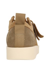 Bruna mocka sneakers med en texturerad, ljusfärgad gummisula. Har en vadderad krage och snörning för en säker passform.