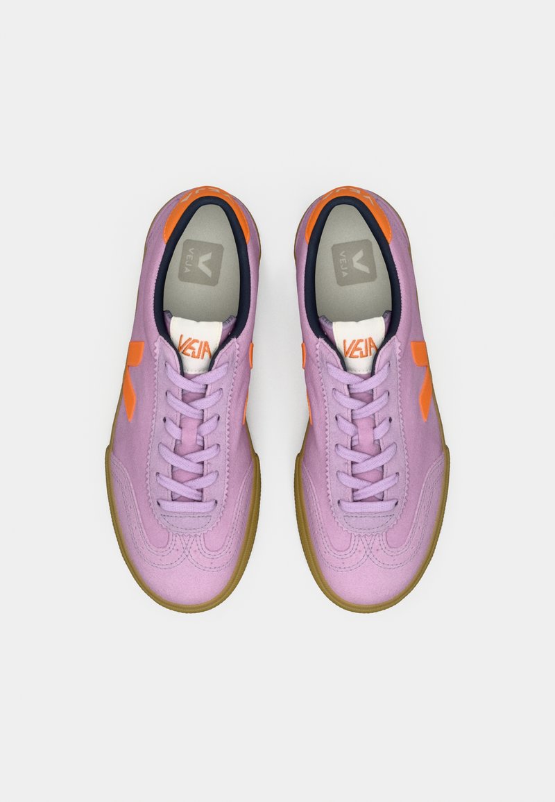 Baskets violettes avec accents orange, bout arrondi et surface texturée. Présentent un système de laçage et une semelle en gomme pour une meilleure adhérence.