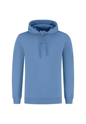 Lichtblauwe hoodie met een voorzak, verstelbare trekkoordhood, ribgebreide mouwen en onderrand, en kleine logo-tekst op de borst.