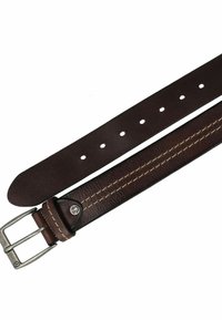 Brauner Leder Gürtel mit strukturierter Oberfläche, silberner Metallschnalle und kontrastierenden Nähten. Verfügt über mehrere Einstelllöcher entlang der Länge.