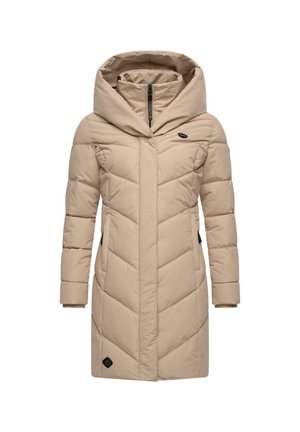 Beige pufferjack met een lange ontwerp, oversized capuchon, diagonale gestikte textuur, rits aan de voorkant en zijzakken. Bevat zwart logo detail.