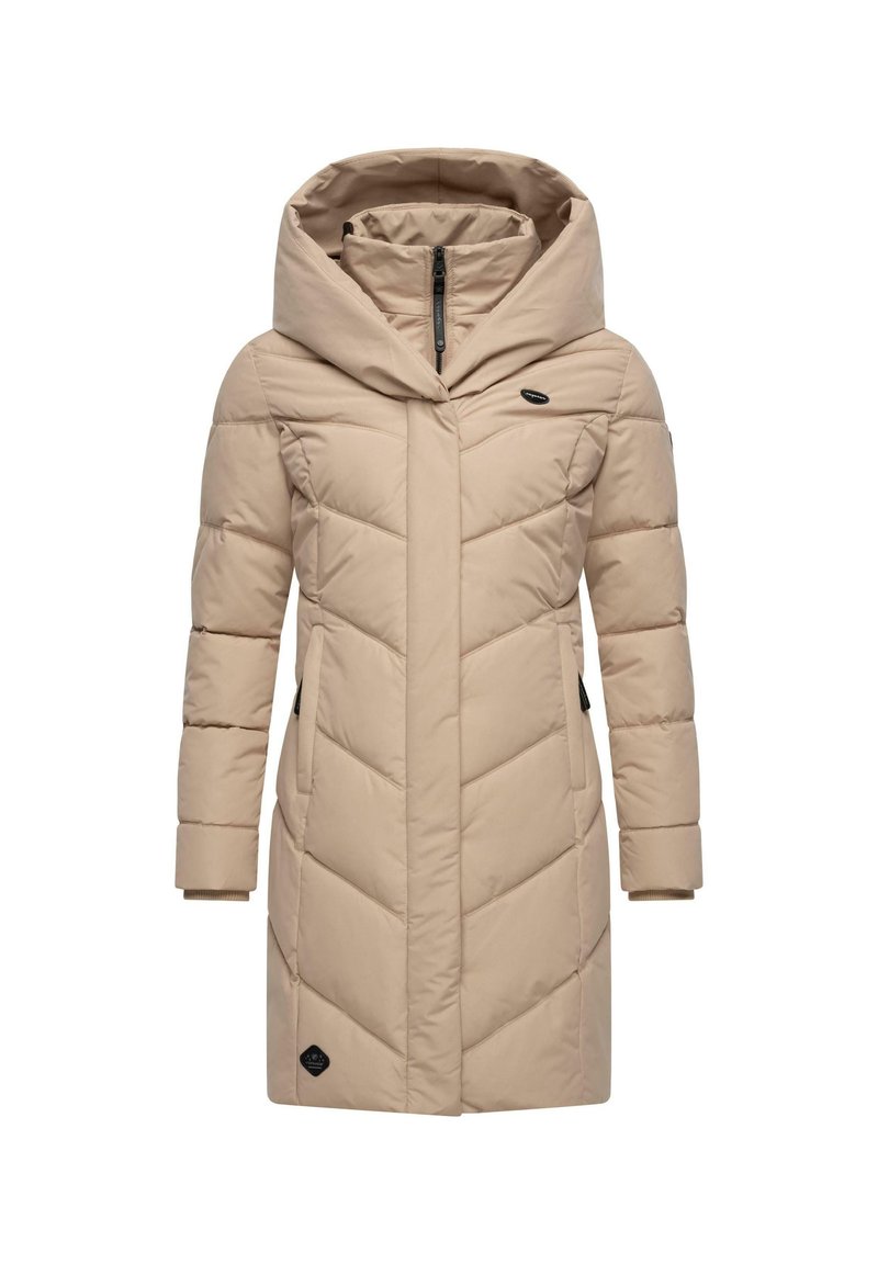 Geacă puffer bej cu un design lung, glugă supradimensionată, textură quilted diagonal, fermoar frontal și buzunare laterale. Include detalii cu logo negru.