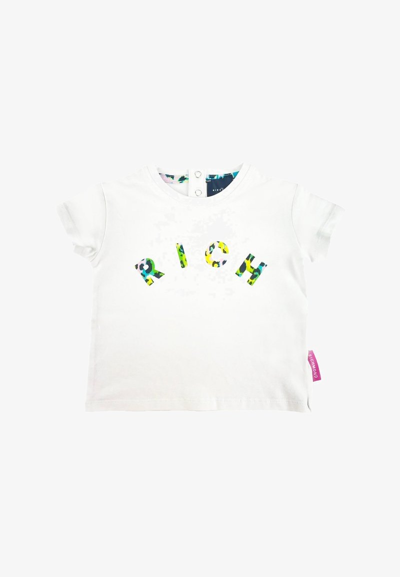 T-shirt a maniche corte bianco con lettere colorate "RICH", con una texture morbida e chiusura a scatto sul retro. Etichetta rosa di lato.