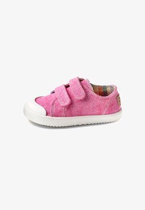 Zapatilla de lona rosa con dobles correas de gancho y bucle, puntera de goma blanca y un acabado texturizado. Forro de cuadro visible.