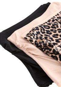 Sada tří párů dámského spodního prádla: jeden černý, jeden tělový a jeden s leopardím vzorem. Vyrobeno z hladkého, elastického materiálu.