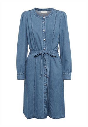 Abito in denim azzurro chiaro con scollatura rotonda, maniche lunghe a sbuffo, chiusura con bottoni davanti e cintura da annodare in vita. Presenta dettagli plissettati.