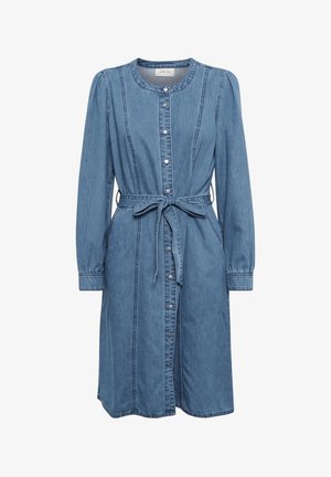 Világoskék farmerruha kerek nyakkivágással, hosszú puffos ujjakkal, gombos elülső résszel és derékon megkötős övvel. Plissé részletek találhatóak.