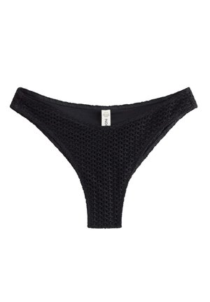 Musta virkattu bikinin alaosa, jossa on korkealle sivuille leikattu lahje ja pieni keskitetty kangasmerkki vyötärön sisäpuolella.