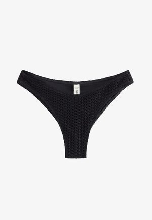 Musta virkattu bikinin alaosa, jossa on korkealle sivuille leikattu lahje ja pieni keskitetty kangasmerkki vyötärön sisäpuolella.