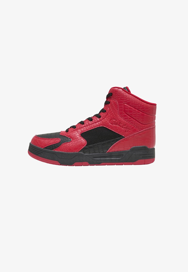 High-Top-Sneaker mit roter künstlicher Krokodilstruktur und schwarzen Mesh-Einsätzen, schwarzen Schnürsenkeln und einer schwarz-roten Sohle.