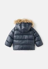 Námořnická puffer bunda s odnímatelnou kapucí. Obsahuje chlupatý béžový umělý kožich a prošívaný design. Dlouhé rukávy a elastické manžety.