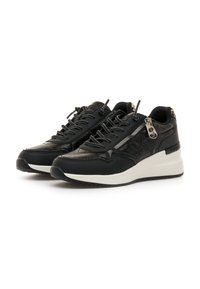 Sneaker sportive nere con una combinazione di materiali testurizzati, dotati di una cerniera frontale, di un design con lacci e di una suola bianca a contrasto.