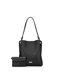 Czarna skórzana torebka o fakturze z pojedynczym paskiem oraz pasujący kompaktowy portfel, oba z metalowymi metkami marki, na białym tle.