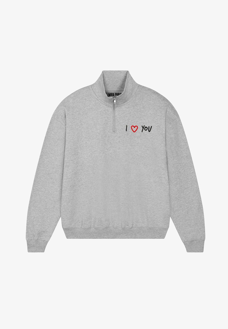 Felpa grigia con collo con mezza zip. Presenta la scritta "I ❤️ YOU" in rosso e nero sul petto a sinistra. Tessuto morbido, polsini e orlo a coste.