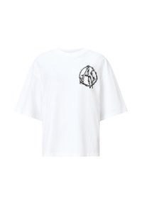 T-shirt bianca in cotone con vestibilità oversize, maniche corte e una grafica nera che somiglia a un distintivo circolare nell'area del petto sinistro.