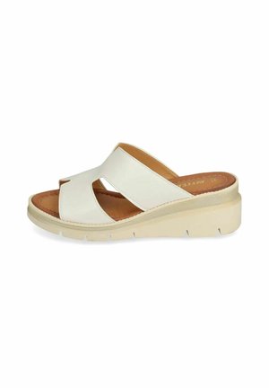 Sandalo bianco slip-on con larghe fasce incrociate, soletta marrone imbottita e suola beige spessa con battistrada.