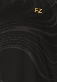Mustasta urheilupaidasta, jossa on teksturoitu aaltoiluinen kuvio ja kultainen "FZ"-logo vasemmassa yläkulmassa. Pehmeää kangasta, jossa on sileä pinta.