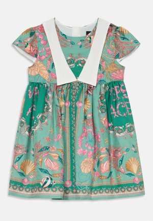 Robe turquoise ornée de motifs corail et coquillages, col blanc, manches courtes et jupe évasée avec des accents décoratifs.