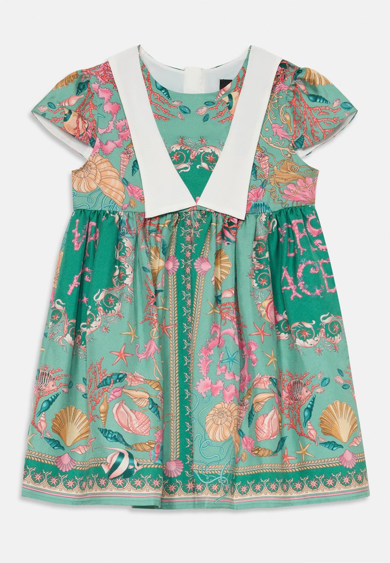 Τιρκουάζ φόρεμα με κοραλλένια και κοχύλινα σχέδια, λευκό πουκάμισο, κοντά μανίκια και φαρδύ φούστα με διακοσμητικά στοιχεία.