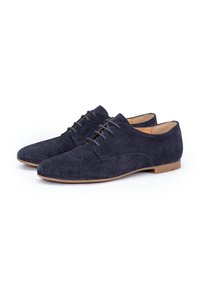 Scarpe in suede blu navy con design perforato, chiusura con lacci, suole piatte e un piccolo accento rosso sul tallone.