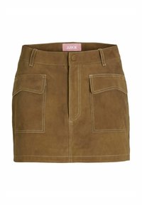 Mini-jupe en daim marron avec deux poches avant, ornée de surpiqûres blanches contrastantes, dotée d'une fermeture à bouton et d'une étiquette de marque à la taille.