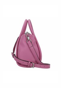 Borsa a tracolla in pelle rosa con base arrotondata, manici corti e una lunga tracolla regolabile. Presenta accessori in metallo argento e una finitura strutturata.