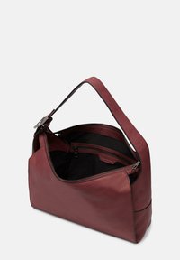 Borsa a spalla in pelle bordeaux con design curvo, scomparto principale con zip e tasca interna. Texture liscia e tracolla singola.