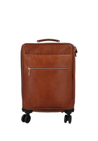 Brauner Ledertrolley mit vorderer Reißverschlusstasche, oberem Griff und vier schwarzen Drehrollen vor weißem Hintergrund.
