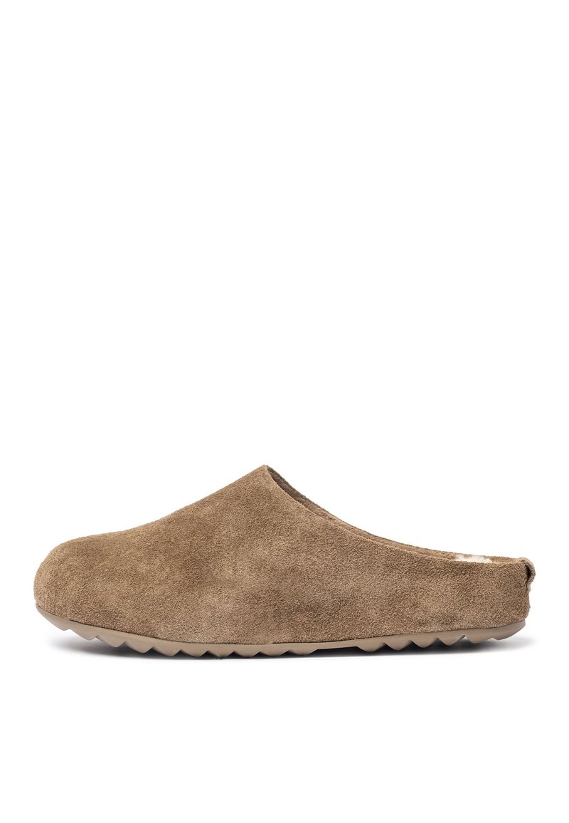 Bruine suede instapper met een afgeronde neus en open achterkant, voorzien van een gestructureerd oppervlak en een dikke rubberen zool met een golfpatroon.