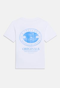 Λευκό μπλουζάκι με μπλε σχέδιο του φάρου Nantucket, του ωκεανού και το κείμενο "Nantucket Massachusetts Est. 1990 Originals Holmen District."