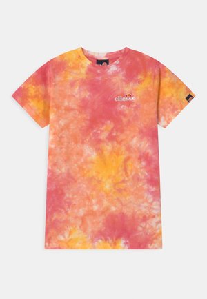 Camiseta de manga corta tie-dye en rosa, naranja y amarillo con pequeño logo de la marca en blanco en el pecho izquierdo y etiqueta en la manga.