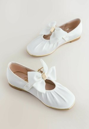 Hvide balletsko med plisseret design, stort sløjfedetalje, guldfarvede beslag og flad sål. Glat satinfinish med rundet tå.