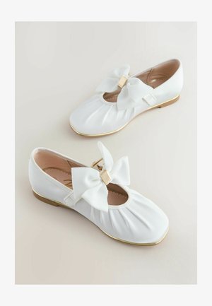 Balerini albi cu design plisat, accent mare cu funda, accesorii aurii și talpă plată. Finisaj neted din satin cu vârf rotunjit.