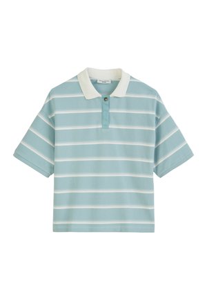 T-shirt polo à manches courtes en bleu clair avec des rayures horizontales blanches, col avec boutons. Texture douce et coupe décontractée.