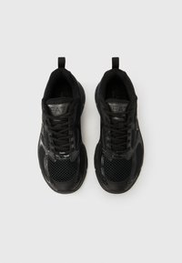 Pantofi atletici negri din materiale din plasă și sintetice, având o suprafață texturată, design cu șireturi și curele pentru trageri la călcâi.