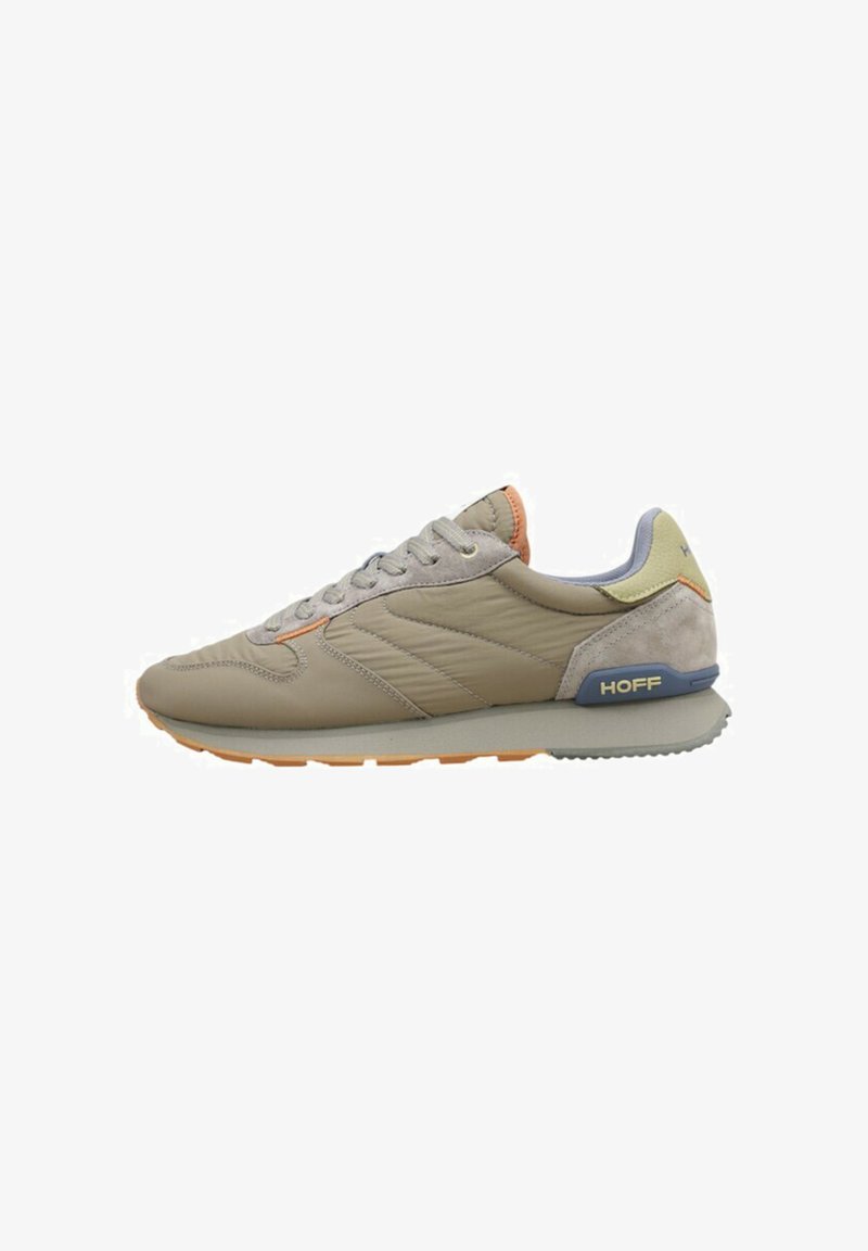 Chaussure de sport beige avec dessus synthétique texturé, accents orange, talon bleu clair et semelle grise. Présente un design à lacets et un soutien rembourré.
