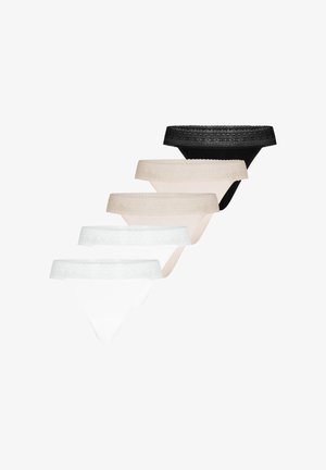 Cinq strings pour femmes ornés de dentelle, en noir, beige et blanc, disposés en ligne verticale décalée sur un fond blanc.