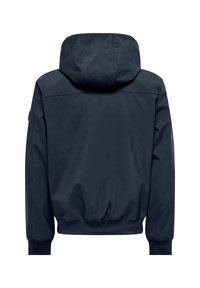 Giacca blu navy con cappuccio, polsini e orlo elastici. Tessuto liscio con una finitura leggermente opaca. Presenta una cucitura sul retro e dettagli delle tasche laterali.