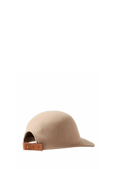 Gorra estilo casco de fieltro beige con visera curvada y correa ajustable de cuero marrón en la parte trasera.