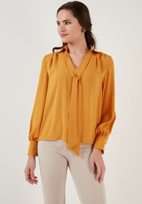 LELA REGULAR FIT - Camicetta - mustard