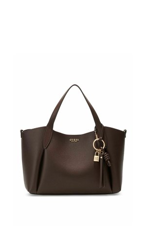 Sac fourre-tout en cuir marron foncé avec doubles poignées, logo GUESS doré et porte-clés doré attaché avec des pompons et un petit charme en forme de cadenas.